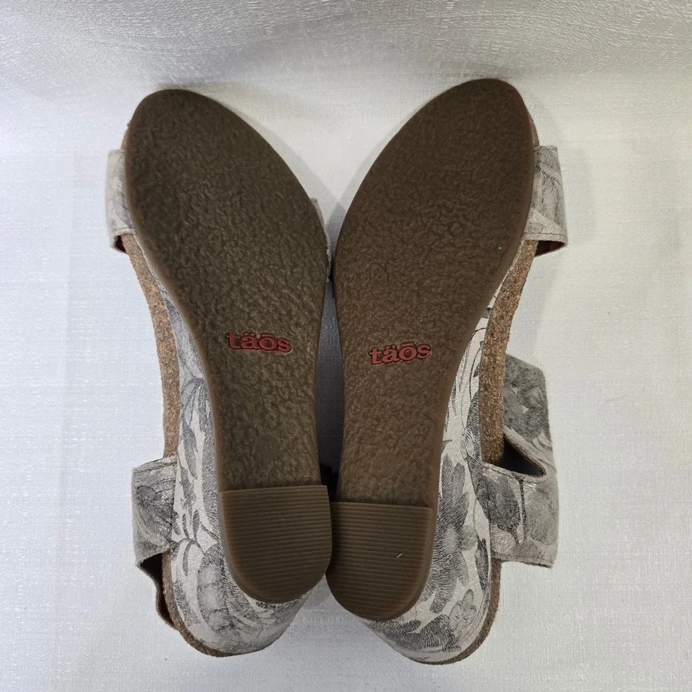 Taos Carousel Wedge Sandals Women 39 8 Grey Floral Silver Medallion